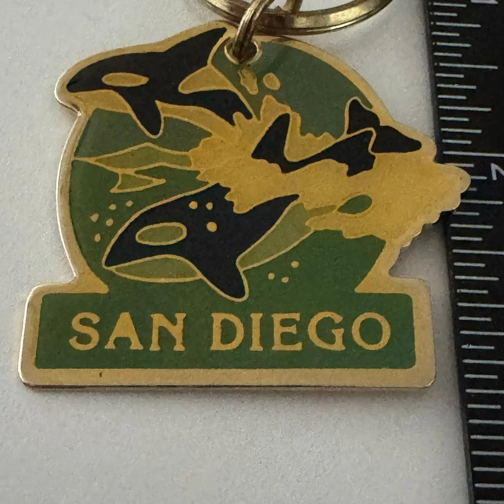 San Diego Orca Whale‎ Keychain Souvenir Gold Tone Enamel Metal